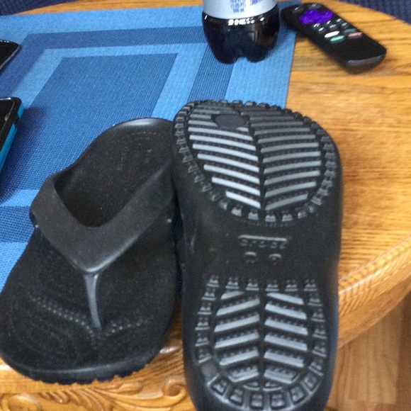 Black Crocs light weight flip flops Sz 7 - Picture 3 of 4